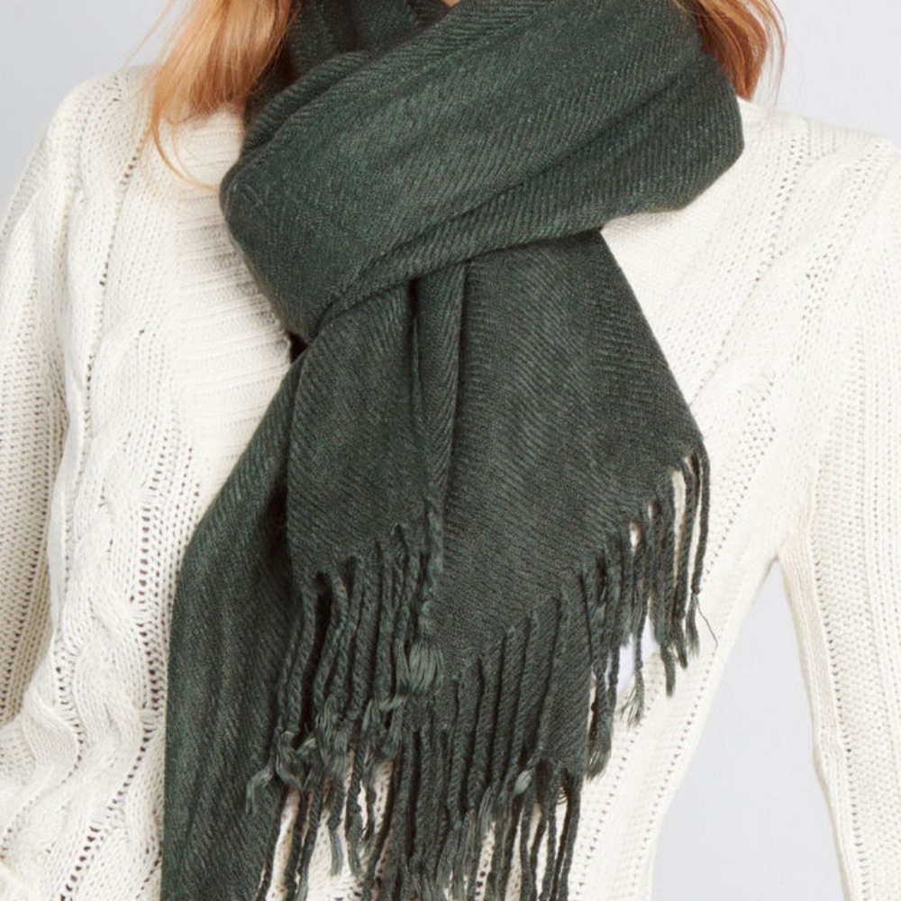 🆕🎁 Modcloth Under Cover Of Warmth Fringe Scarf - Picture 2 of 4